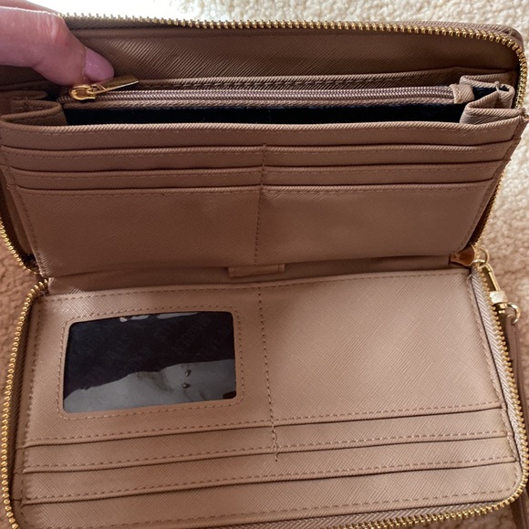 This rose gold Steve Madden wallet/wristlet has many storage spaces. - Picture 3 of 3